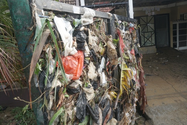 Sampah yang terbawa banjir di Pondok Mitra Lestari (PML) Bekasi. Foto: Iqbal Firdaus/kumparan