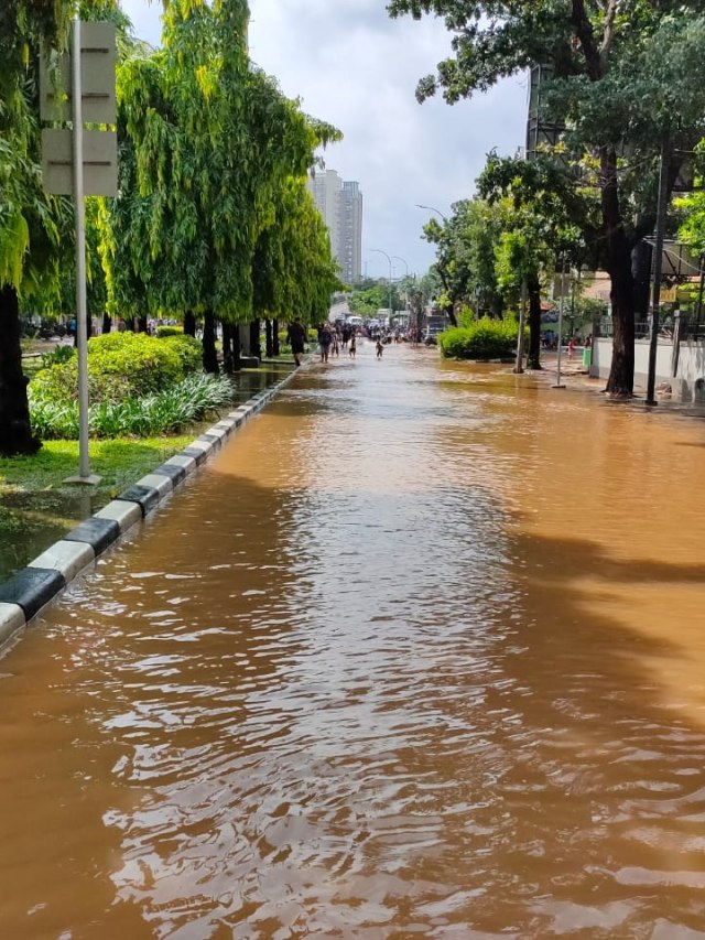 Banjir di jalan Pesanggarahan Raya, Kembangan Selatan. Foto: Abyan Faisal Putratama/kumparan