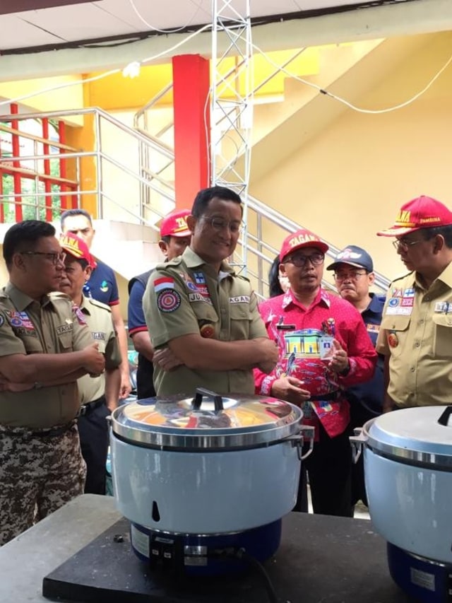 Menteri Sosial Juliari Batubara mengecek dapur umum PSBN Cawang. Foto: Andesta Herli Wijaya/kumparan