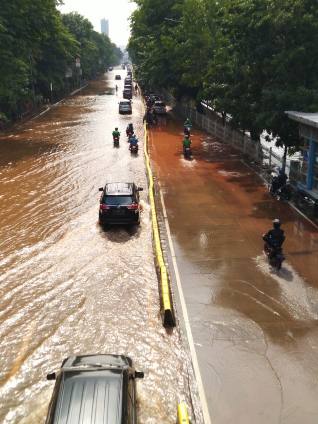 Banjir di Jalan Perintis Kemerdekaan mulai surut, Kamis (2/1). Foto: Fachrul Irwinsyah/kumparan