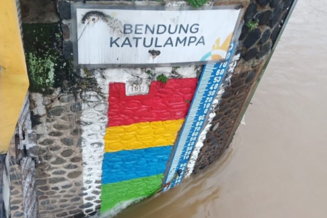 Tinggi permukaan air di Bendung Katulampa Kota Bogor pada Kamis (2/1/2020) pagi. Foto: Antara/Andi Sudirman