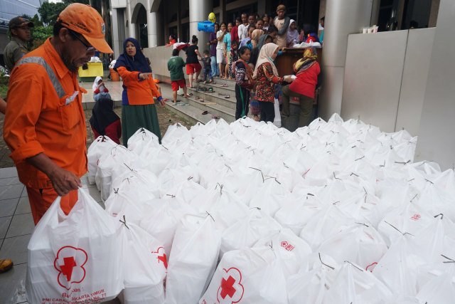 Petugas menyiapkan makanan untuk pengungsi di Universitas Borobudur, Jalan Raya Kalimalang, Kel. Cipinang Melayu. Foto: Irfan Adi Saputra/kumparan