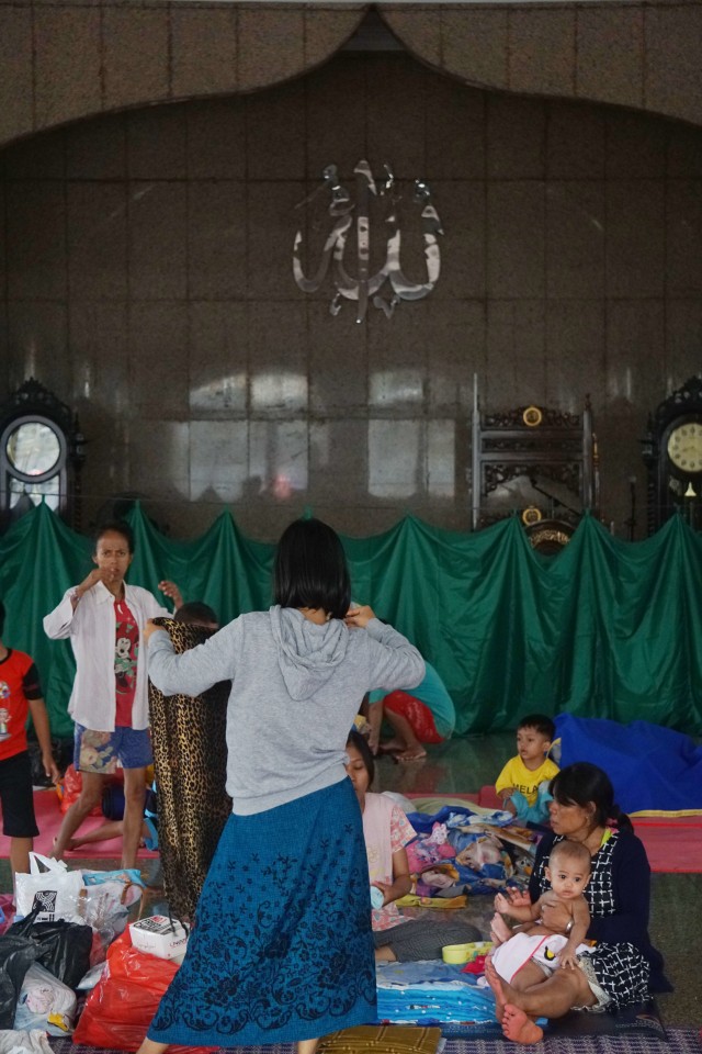 Suasana pengungsian di Universitas Borobudur, Jalan Raya Kalimalang, Kel. Cipinang Melayu. Foto: Irfan Adi Saputra/kumparan