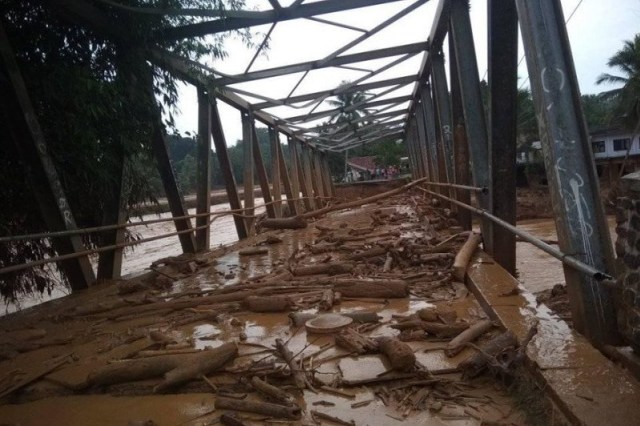 Salah satu jembatan di Kabupaten Lebak,Banten yang putus akibat banjir dan tanah longsor, setelah luapan Sungai Ciberang. Foto: Dok. Istimewa