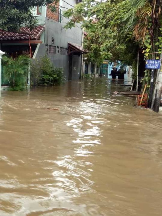 Banjir di Ciledug Indah, Kamis (2/1).  Foto: Akbar Ramadhan/kumparan