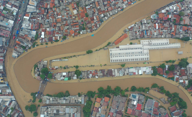 Banjir merendam kawasan Kampung Pulo dan Bukit Duri di Jakarta, Kamis (2/1). Foto:  ANTARA FOTO/Nova Wahyudi