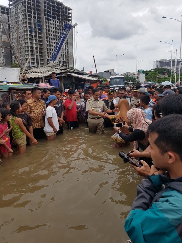 Gubernur DKI Jakarta Anies Baswedan meninjau banjir di kawasan Rusun Pesakih, Jakarta Barat. Foto: Efira Tamara Thenu/kumparan