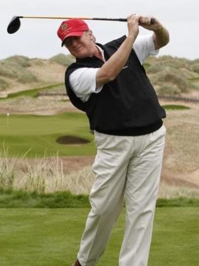 Trump bermain golf. Foto: Reuters/David Moir
