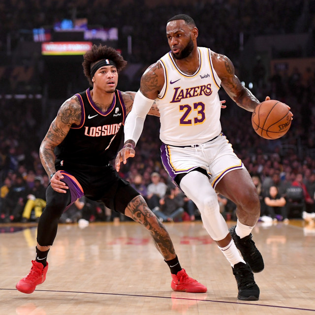 Pemain LA Lakers, LeBron James, dikawal oleh penggawa Phoenix Suns. Foto: Jayne Kamin-Oncea-USA TODAY Sports via Reuters