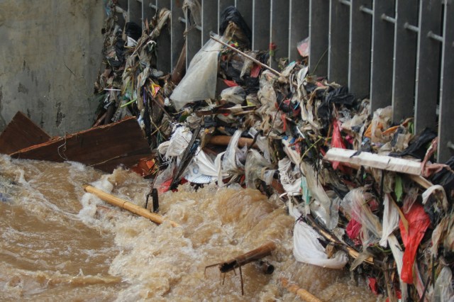 Sampah di Pintu Air Manggarai. Foto: Nugroho Sejati/kumparan