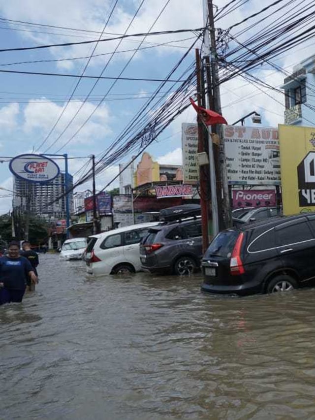 Suasana banjir di Ciledug Indah, Kamis (2/1). Foto: Fanny Kusumawardhai/kumparan