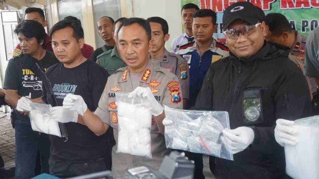 Barang bukti milik pelaku pengedar narkotika yang di tembak mati Polrestabes Surabaya. Foto: Yuana Fatwalloh/kumparan