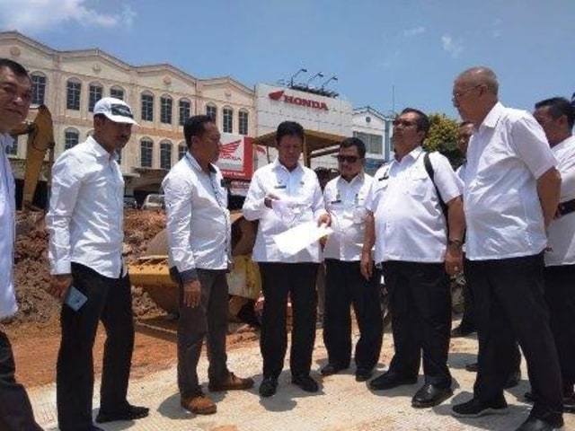 Plt Gubernur Isdianto beserta unsur Pemerintah Provinsi Kepri saat meninjau Jalan Laksamana Bintan, Batam. (Foto: istimewa)