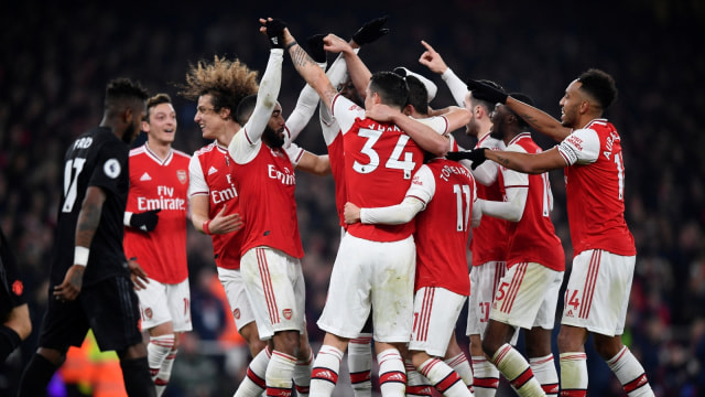 Pemain-pemain Arsenal merayakan gol Sokratis ke gawang Manchester United. Foto: Reuters/Toby Melville
