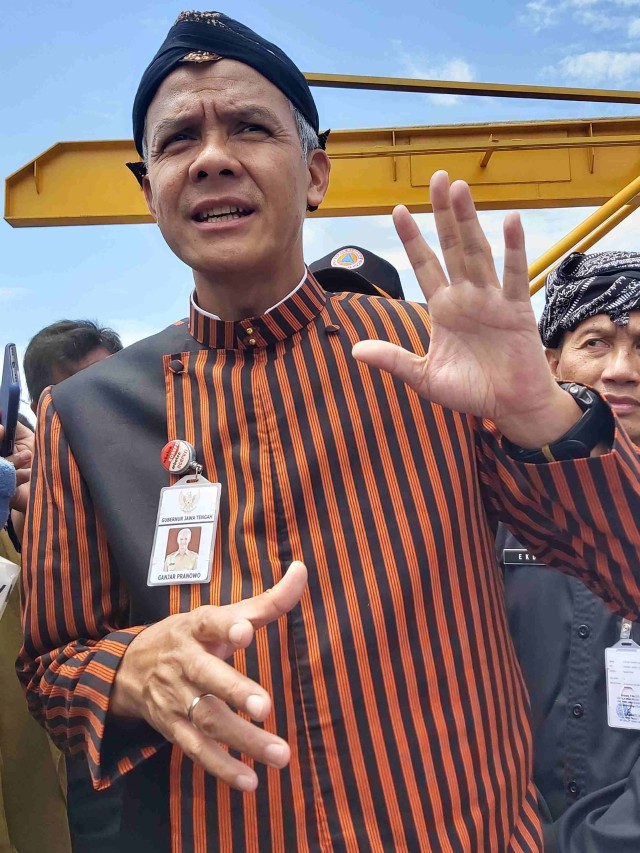 Gubernur Jawa Tengah Ganjar Pranowo saat tinjauan rumah pompa di Semarang. Foto: Afiati Tsalitsati/kumparan