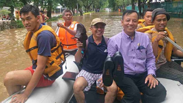 Hakim PN Jakarta Puusat naik perahu karet saat banjir. Foto: Dok. Istimewa