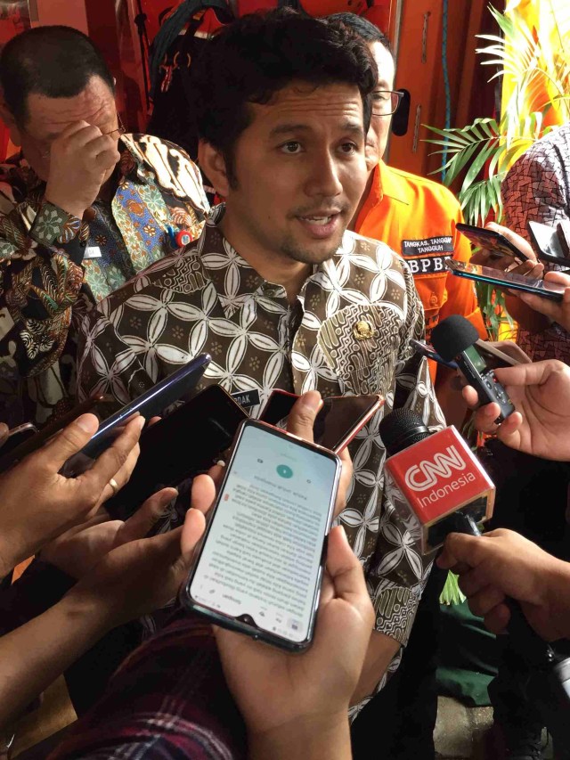 Wakil Gubenur Jawa Timur Emil Elestianto Dardak mengecek persiapan BPBD Jatim atasi bencana musim penghujan. Foto: Yuana Fatwalloh/kumparan