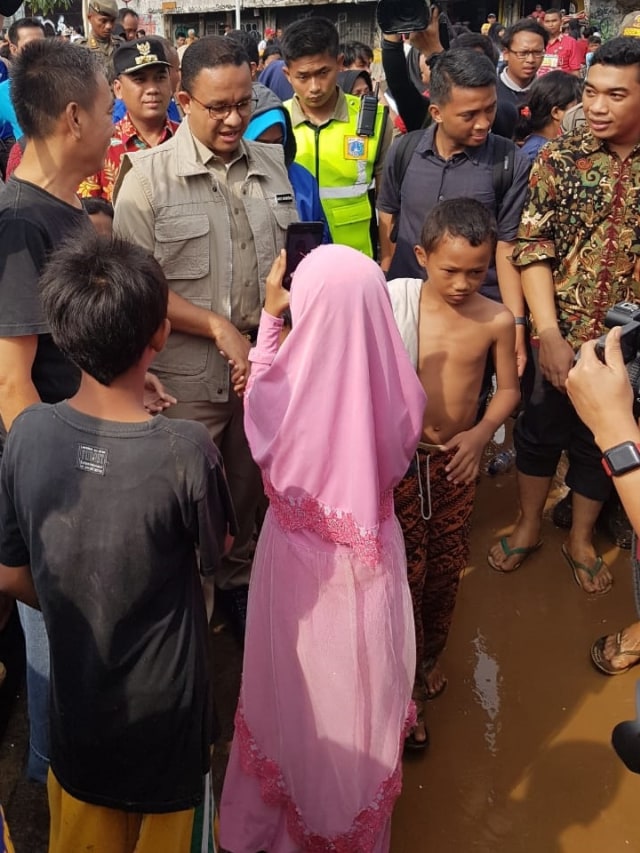 Gubernur DKI Jakarta Anies Baswedan meninjau banjir di Kampung Pulo, Jakarta Timur.  Foto: Efira Tamara Thenu/kumparan 