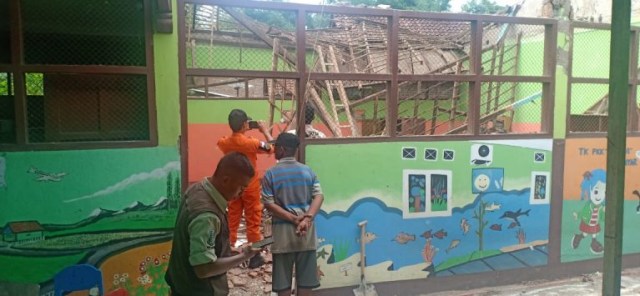 Diterjang Hujan dan Angin Kencang, Atap TK di Probolinggo Ambruk (519435)