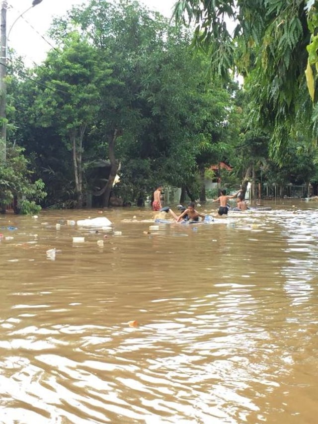 Kondisi pemukiman warga di Bukit Duri, Tebet, masih terendam banjir 1 meter. Foto: Andesta Herli Wijaya/kumparan