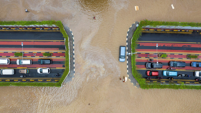 Sejumlah mobil melintasi terowongan (underpass) saat terjadi banjir di Jalan Angkasa, Jakarta Pusat, Kamis (2/1).  Foto: ANTARA FOTO/Sigid Kurniawan