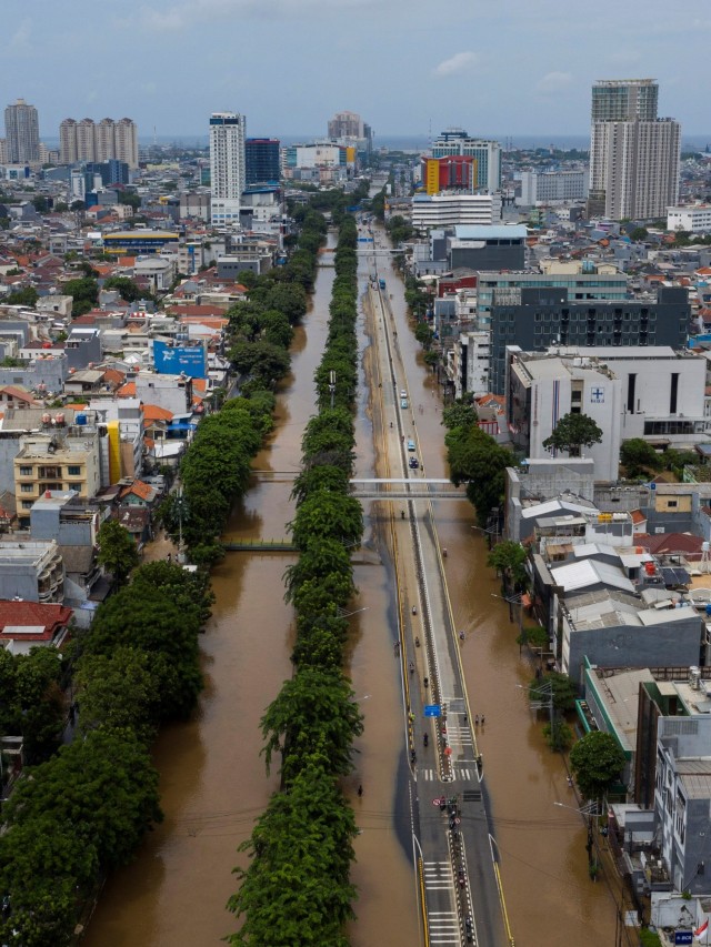 Foto Udara Jalan Gunung Sahari terendam banjir di Jakarta Pusat, Kamis (2/1).  Foto: ANTARA FOTO/Sigid Kurniawan