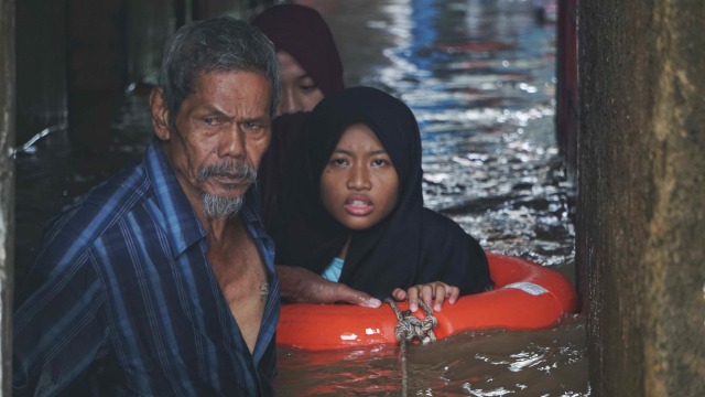 Warga berkativitas saat banjir di Kampung Pulo, Jakarta Timur, Kamis (2/1). Foto: Irfan Adi Saputra/kumparan