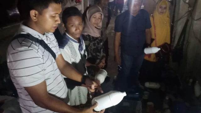 Tim gabungan Satreskrim Polres Brebes menggerebek sebuah pabrik di Desa Dukuhturi Kecamatan Ketanggungan, Kabupaten Brebes, Kamis 2 Januari 2020. (Foto: Fajar Eko)