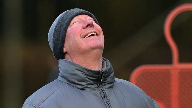 Sir Alex Ferguson tertawa dalam sebuah sesi latihan Manchester United. Foto: AFP/Paul Ellis