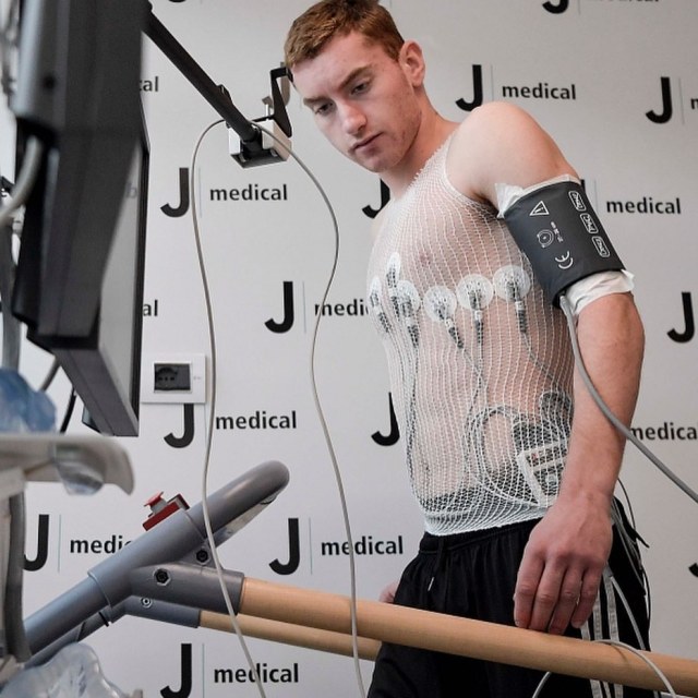 Dejan Kulusevski menjalani tes medis sebelum diresmikan jadi pemain Juventus. Foto: Juventus FC