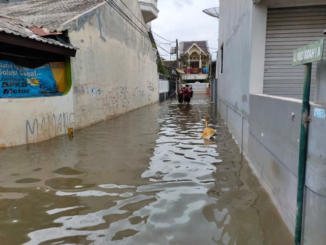 Suasana banjir di komplek Pulo Indah perbatasan Jakarta Barat-Tangerang, Jumat (3/1). Foto: Abyan Faisal Putratam/kumparan