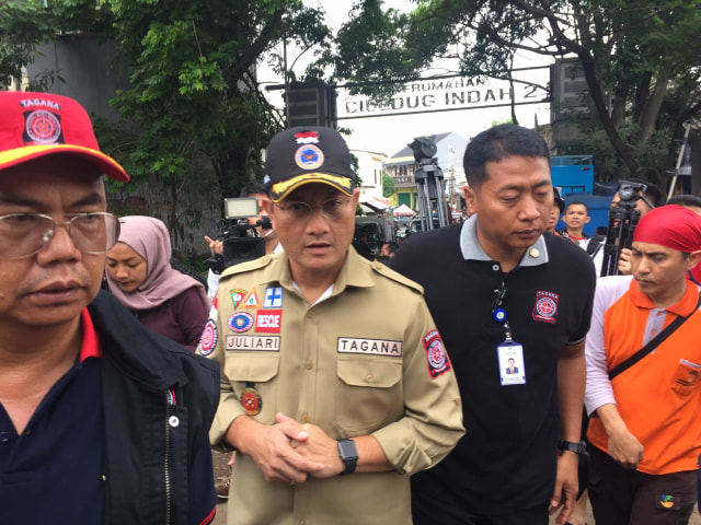 Menteri Sosial Juliari Batubara tinjau korban banjir di Ciledug Indah, Kota Tangerang. Foto: Raga Imam/kumparan