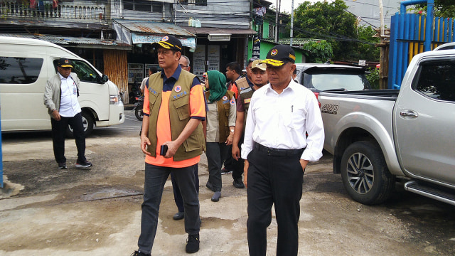 Kepala BNPB, Letjen TNI Doni Monardo, dan Menteri PMK, Muhadjir Effendy, meninjau Pintu Air Manggarai. Foto: Fachrul Irwinsyah