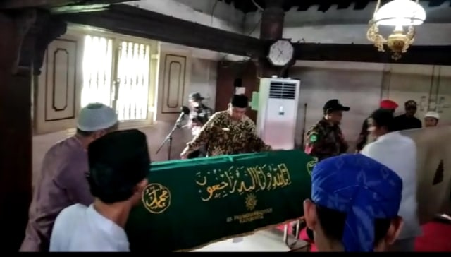 Jenazah Ketua Pimpinan Pusat (PP) Muhammadiyah, Yunahar Ilyas, disemayamkan di Masjid Gedhe Kauman. Fpto: atx.