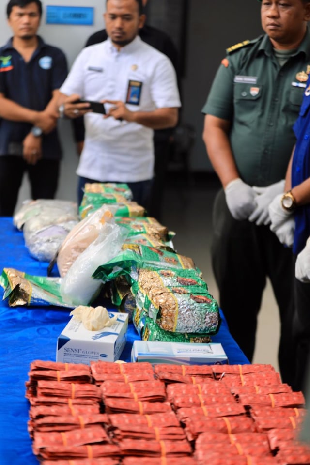 Barang bukti narkotika yang ditemukan dalam tiga tas diserahkan ke BNN Aceh, Jumat (3/1). Foto: Suparta/acehkini