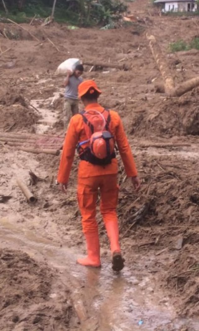 Proses evakuasi lanjutan pencarian korban longsor di Kecamatan Sukajaya, Bogor. Foto: Dok. SAR Bandung