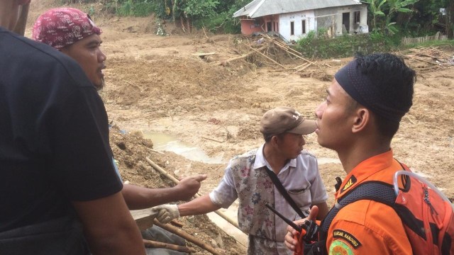 Proses evakuasi lanjutan pencarian korban longsor di Kecamatan Sukajaya, Bogor. Foto: Dok. SAR Bandung
