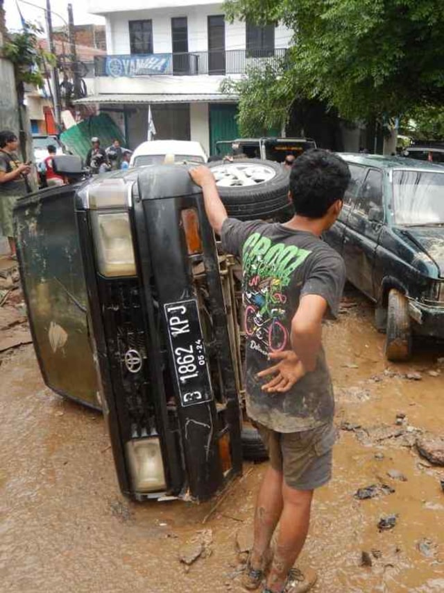 Evakuasi mobil korban banjir yang menghalangi jalan di kompleks pondok gede permai, jatiasih, Kota Bekasi. Foto: Dok. Komunitas IOF