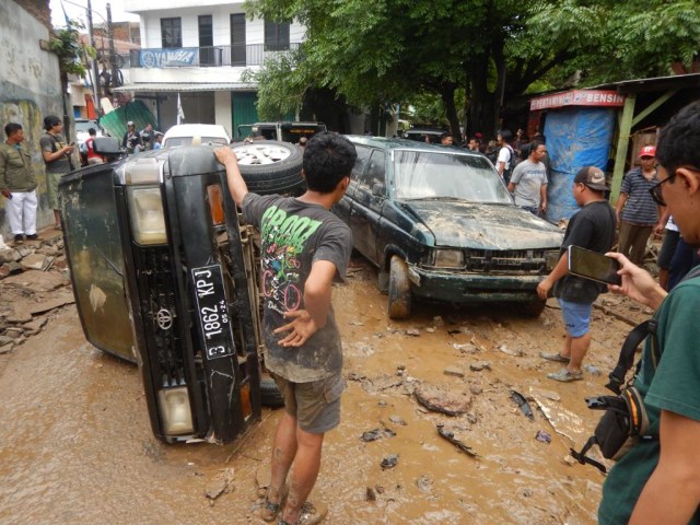 Evakuasi mobil korban banjir yang menghalangi jalan di Komplek Pondok Gede Permai, Jatiasih, Kota Bekasi. Foto: Dok. Komunitas IOF