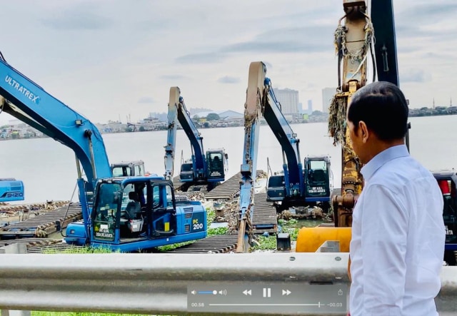 Presiden Jokowi meninjau Waduk Pluit, Jakarta Utara, Jumat (3/1). Foto: Dok. Biro Pers Setpres