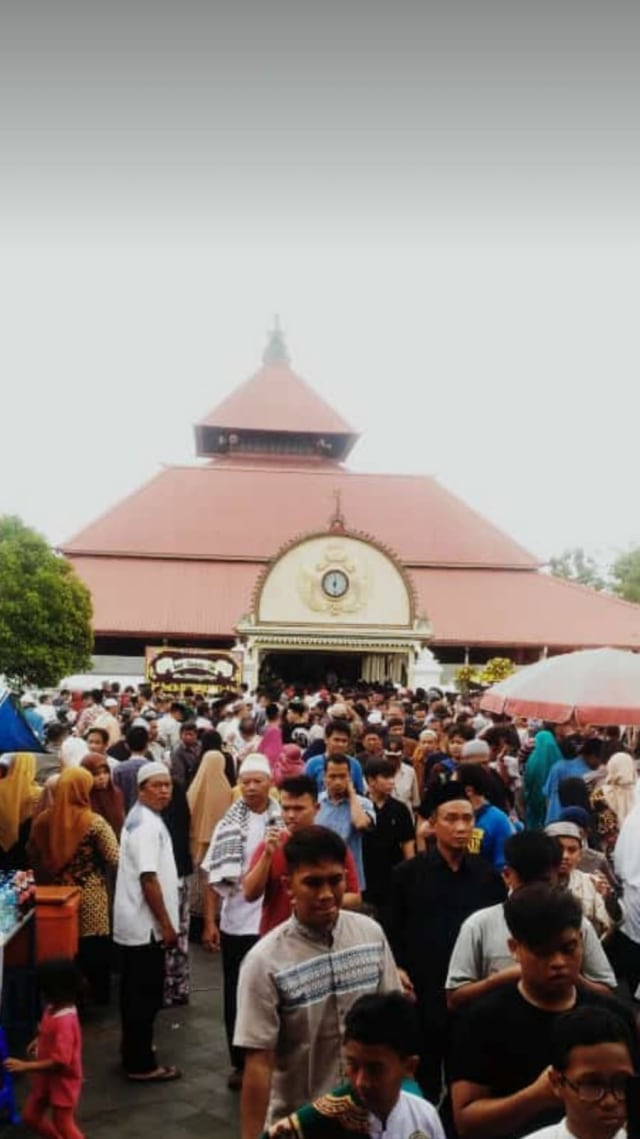 Ribuan umat di Masjid Gedhe Kauman Yogyakarta untuk menyalatkan Ketua PP Muhammadiyah, Yunahar Ilyas, Jumat (3/1/2020). Foto: Ayusandra.