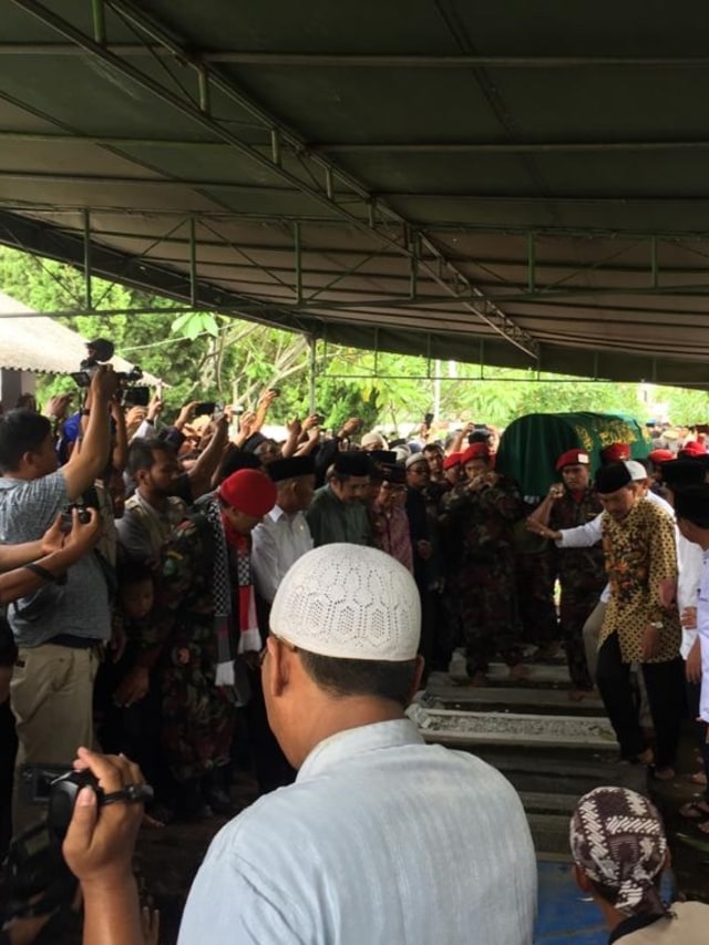 Suasana pemakaman Wakil Ketua Umum MUI yang juga Ketua Pimpinan Muhammadiyah Yunahar Ilyas di Karangkajen Yogyakarta. Foto: Arfiansyah Panji Purnadaru/kumparan