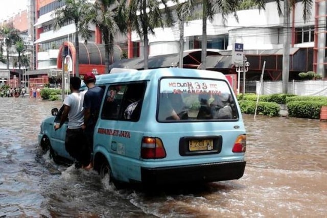 Mobil Diesel lewati banjir Foto: dok. Istimewa