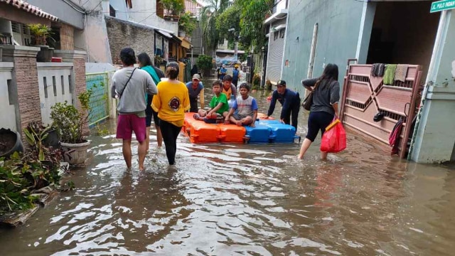 Banjir di perumahan Pulo Indah mulai surut. Foto: Abyan Faisal Putratama/kumparan