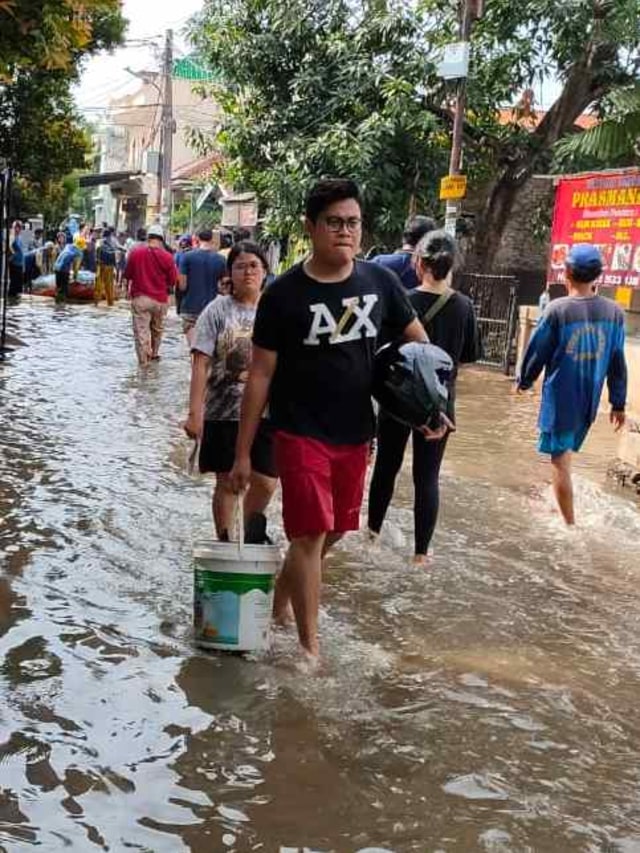 Banjir di perumahan Pulo Indah mulai surut. Foto: Abyan Faisal Putratama/kumparan