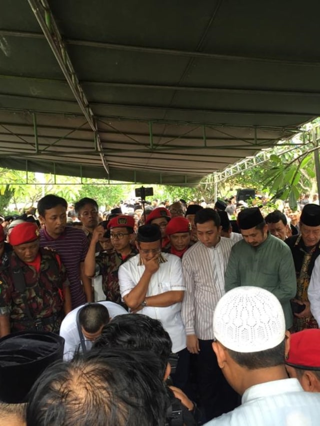 Isak tangis iringi pemakaman Yunahar Ilyas di Pemakaman Karangkajen Yogyakarta. Foto: Arfiansyah Panji Purnadaru/kumparan