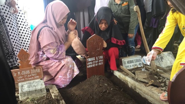 Isak tangis iringi pemakaman Yunahar Ilyas di Pemakaman Karangkajen Yogyakarta. Foto: Arfiansyah Panji Purnadaru/kumparan