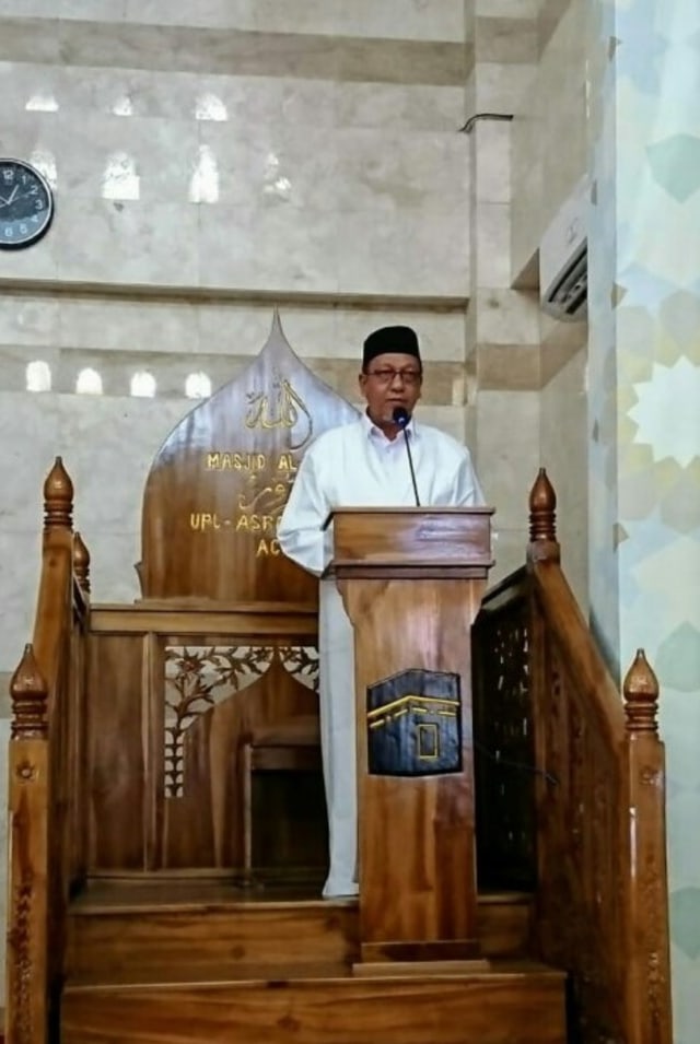 Kakanwil Kemenag Aceh, M Daud Pakeh, saat bertindak sebagai khatim Jumat pertama di Masjid Al-Mabrur Asrama Haji Embarkasi Aceh, Jumat (3/1). Foto: Dok. Kemenag Aceh