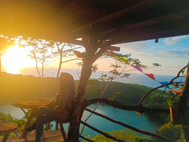 Penulis saat berfoto di wisata rumah pohon, Tolire, Ternate. Foto: Titin Fijayanti