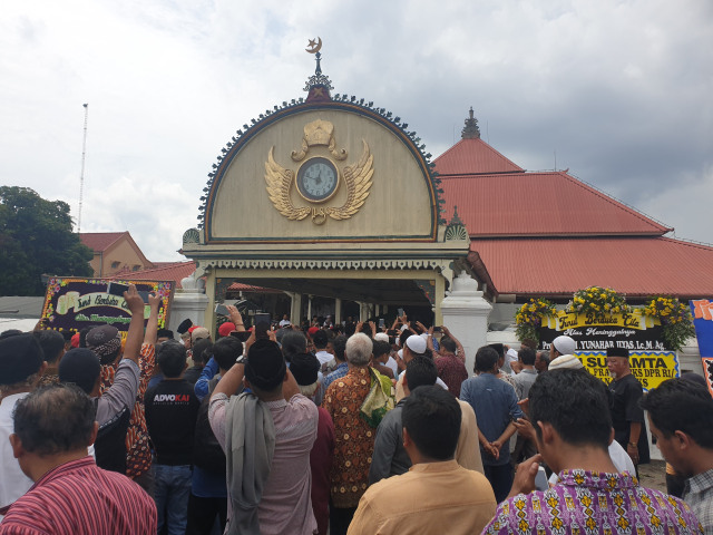 Suasana Masjid Gedhe Kauman di mana ribuan warga mengantar kepergian Yunahar Ilyas, Jumat (3/1/2020). Foto: atx.